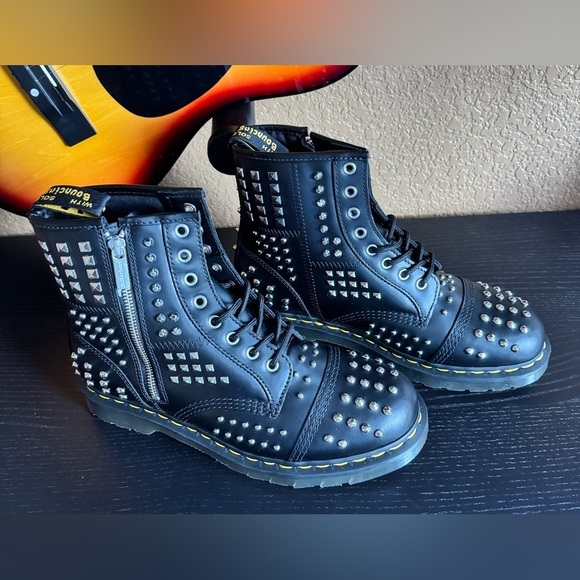 DR MARTENS 1460 STUDDED ZIP ATLAS LEATHER LACE UP
